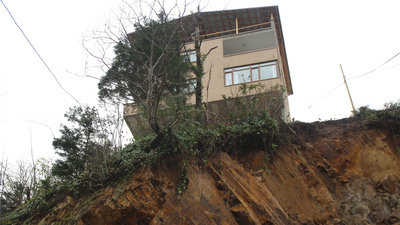 Rize'de heyelan: 3 eve tahliye kararı!