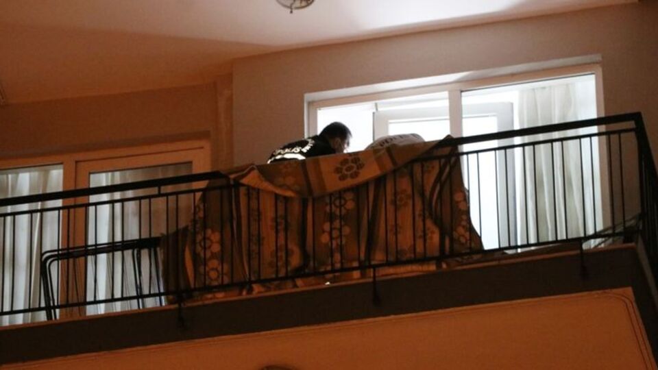 İp sarkıtarak girdiği evde eşini öldürdü