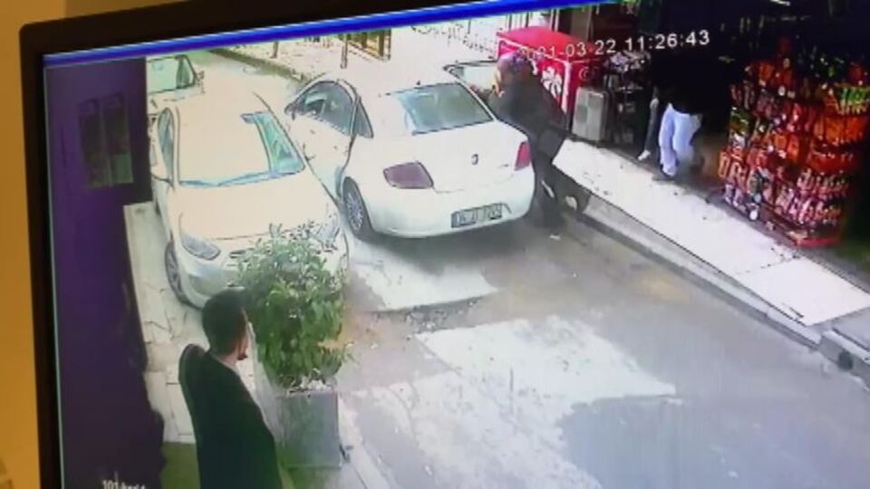 Kapkaça uğrayan kadın metrelerce sürüklendi