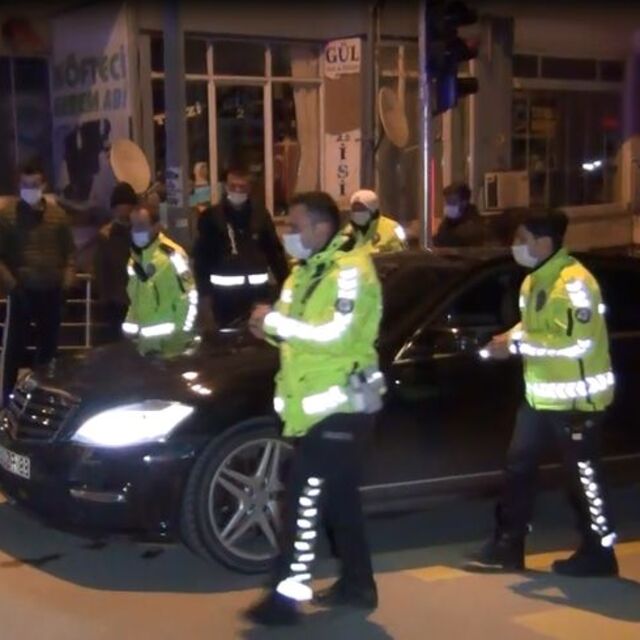 Alkollü sürücü, çakarlı otomobiliyle ortalığı birbirine kattı