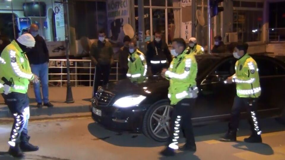 Alkollü sürücü, çakarlı otomobiliyle ortalığı birbirine kattı