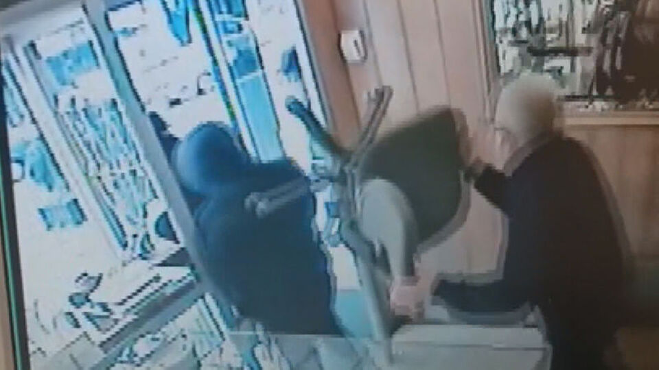 Kuyumcu soyguncuları sandalye ile kovaladı