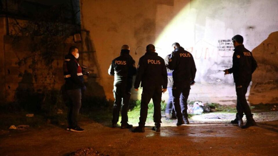 Hırsızlık şüphelisi polise ateş açtı: 1'i polis, 2 yaralı