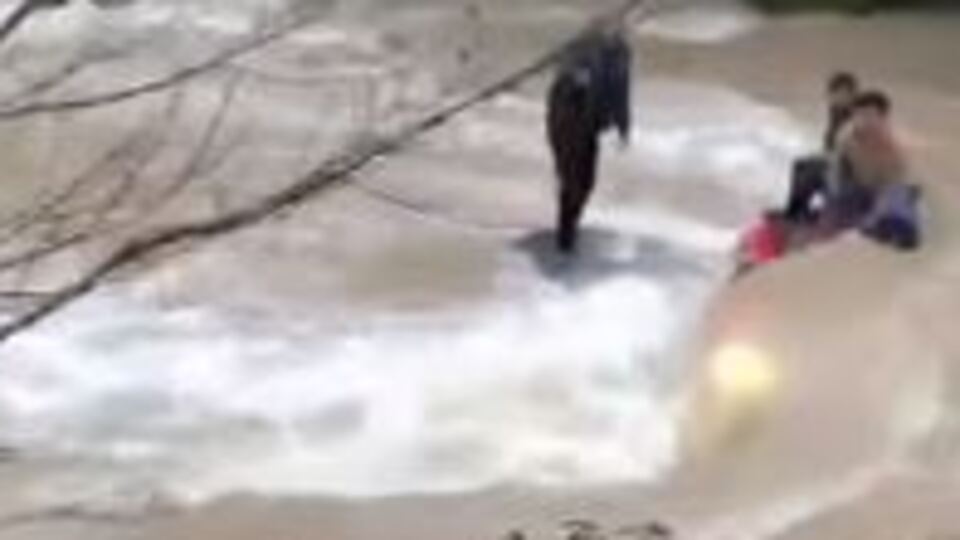 Dereye uçan otomobilde can pazarı!