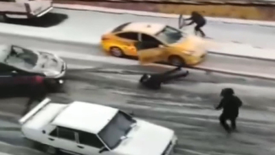 Kayan taksiden aşağı düştü!