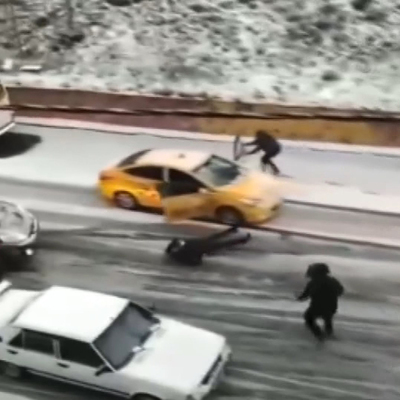 Kayan taksiden aşağı düştü!