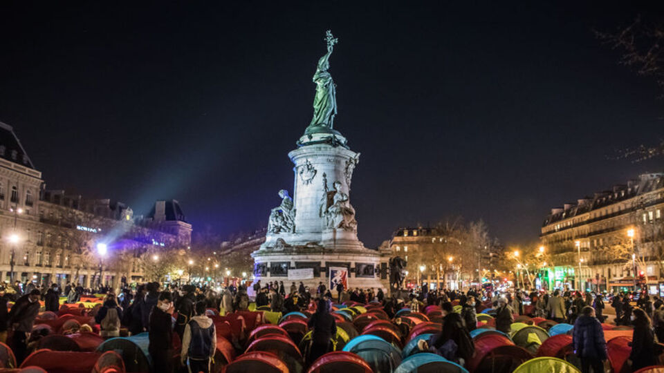 Yüzlerce göçmen, Paris'in ortasına çadır kurdu!