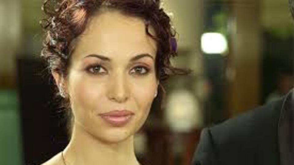 Esra Ronabar kimdir?