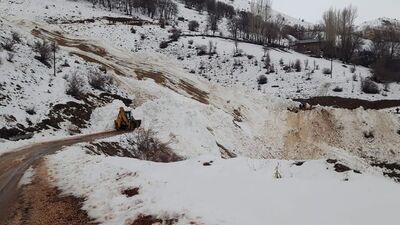 Çığ sonucu kapanan köy ulaşıma açıldı