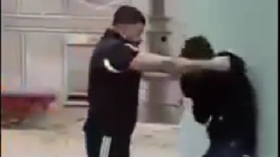 Aşağılık adam bir engelli genci daha dövmüş!