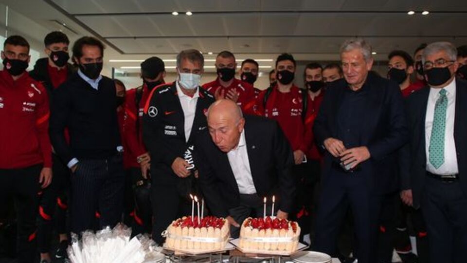 Özdemir'e doğum günü sürprizi