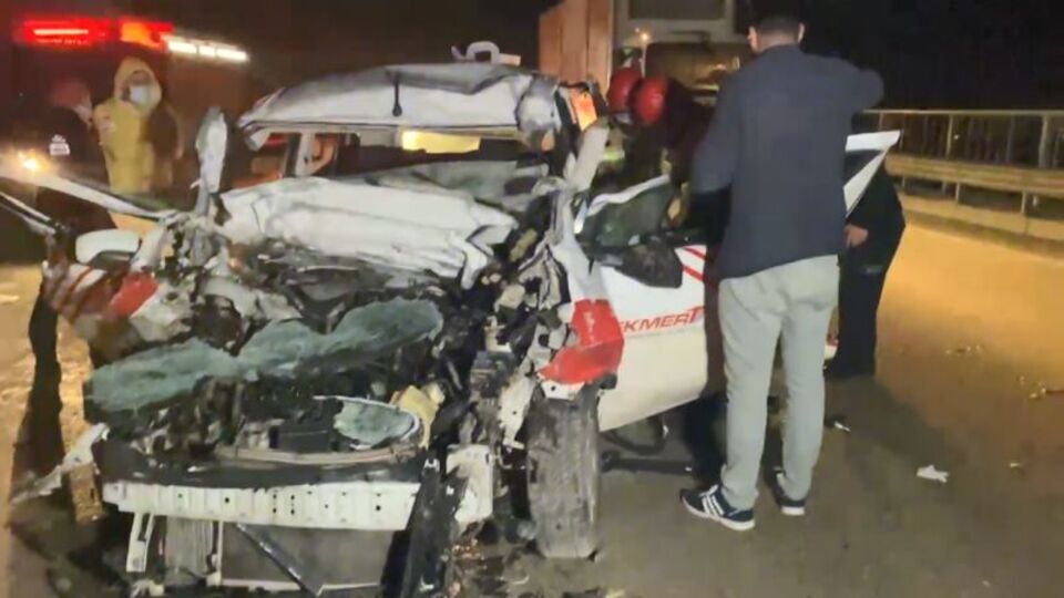 TIR'ın altına girdi! Ölü ve yaralılar var!