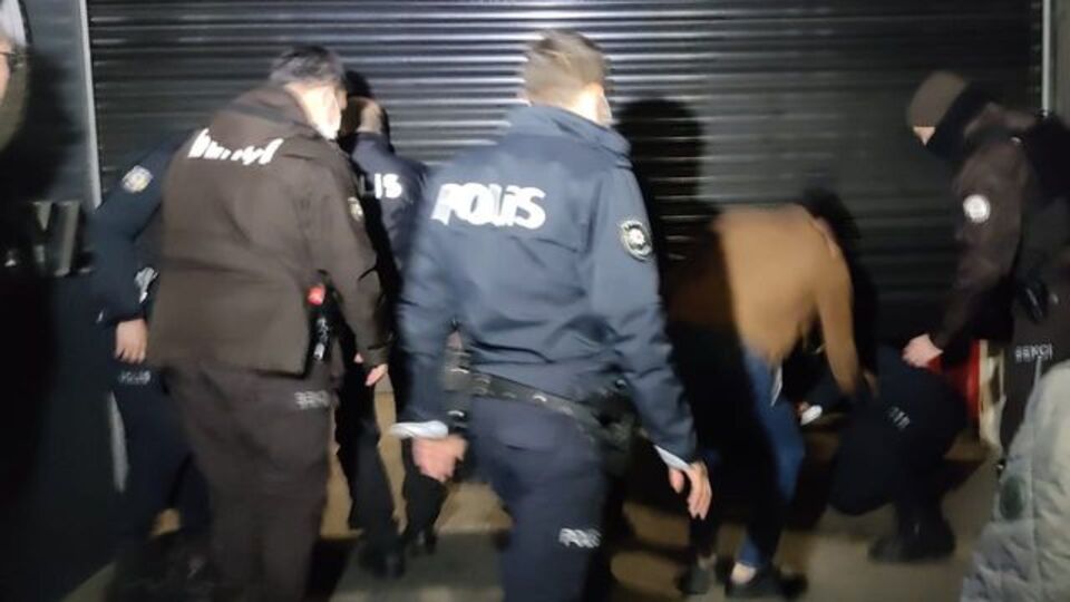 Koronavirüsü hiçe saydılar, polis ekipleri tarafından basıldılar