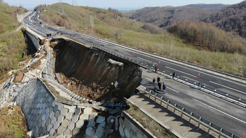 Düzce-Zonguldak karayolu kapandı! Heyelan!