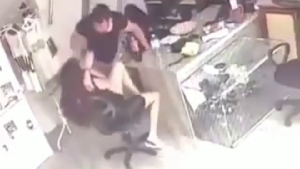 Kadına şiddet kamerada!