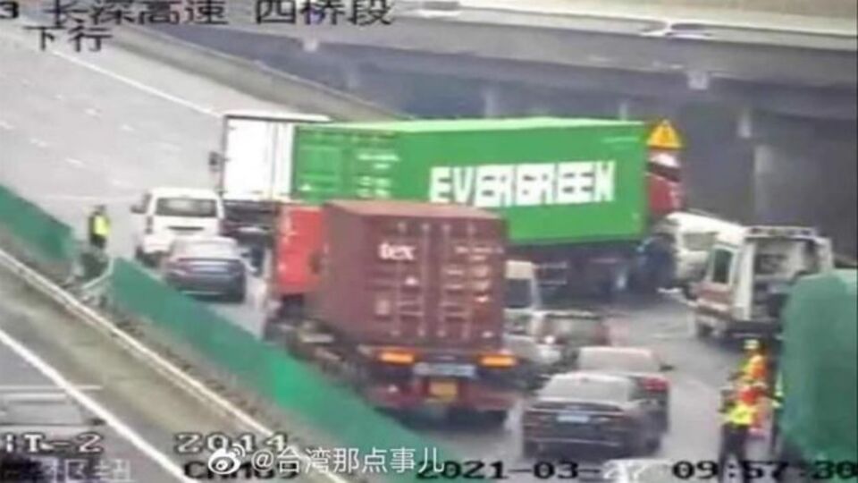 Evergreen'in TIR'ı bu sefer de yolu kapattı!