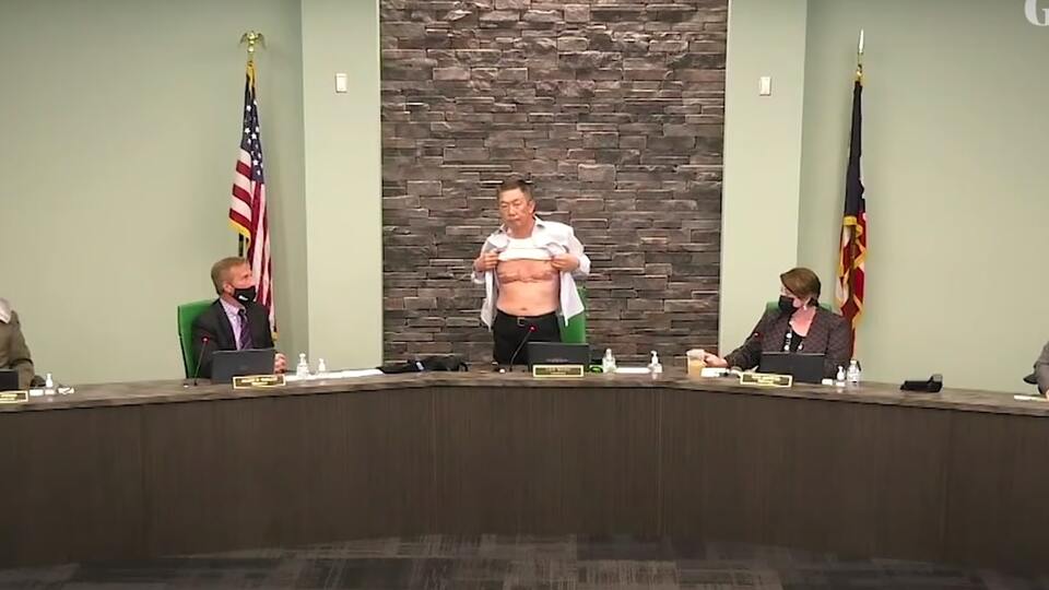 Irkçılığa soyunarak tepki gösterdi!