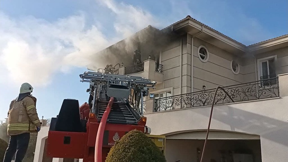 Büyükçekmece'de villa yangını: 2 yaralı