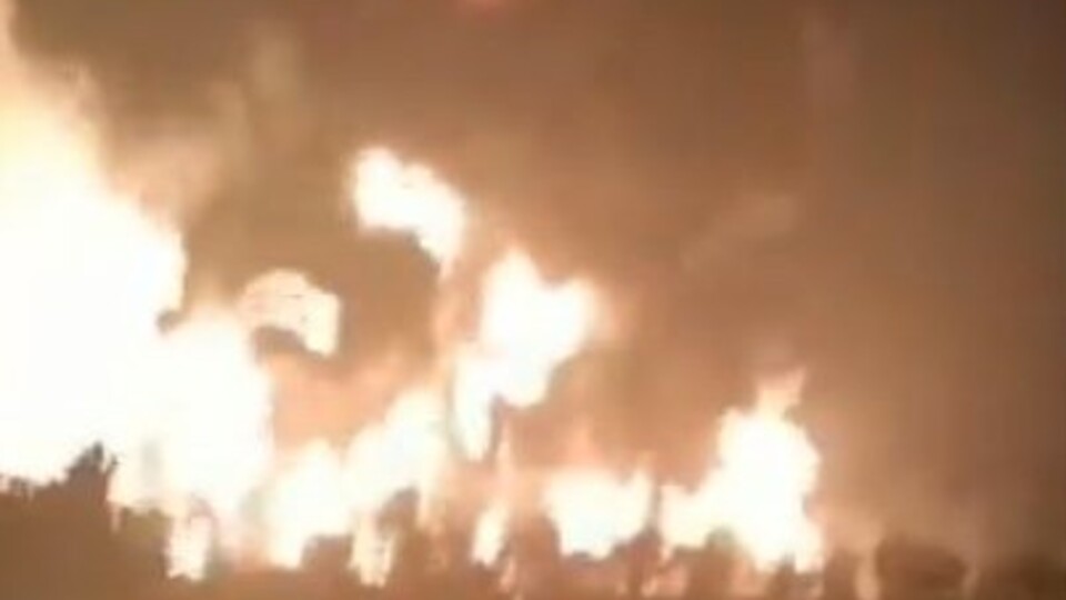 Endonezya'da petrol rafinesinde şiddetli patlama