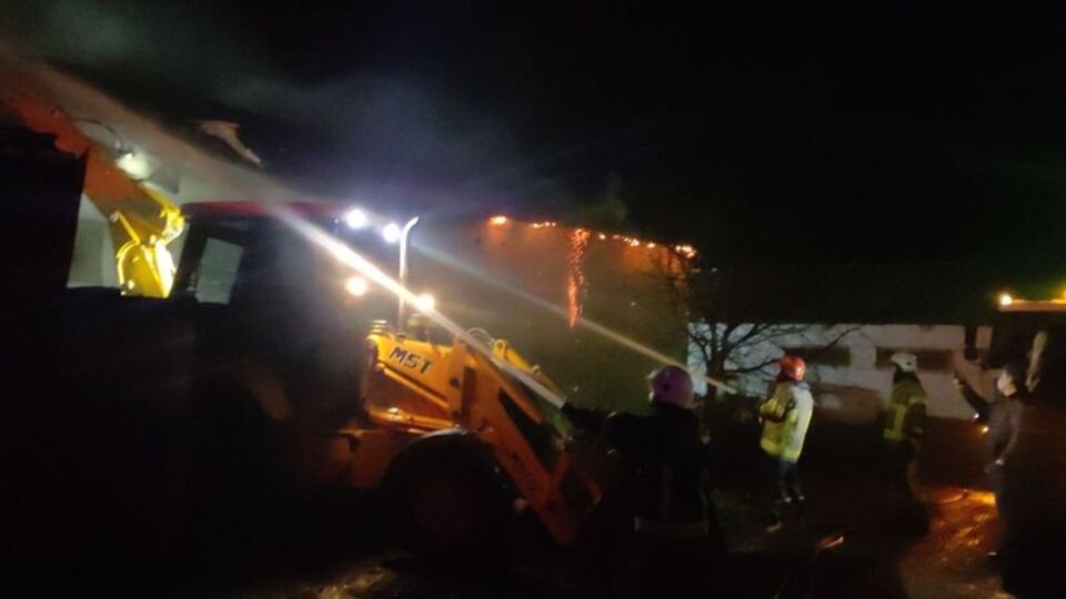 Tavuk çiftliği küle döndü, 2 bin tavuk telef oldu