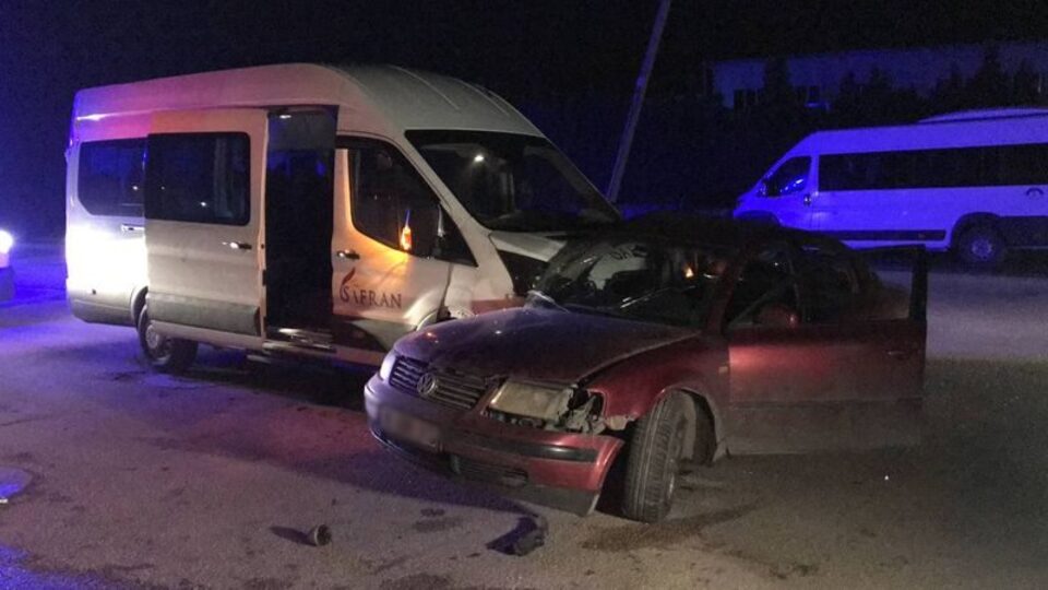 İşçileri taşıyan servis aracı ile otomobil çarpıştı