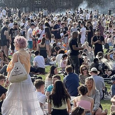 Kısıtlamalar hafifledi, her yer çöp doldu!