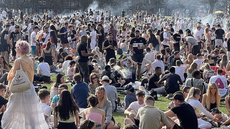 Kısıtlamalar hafifledi, her yer çöp doldu!