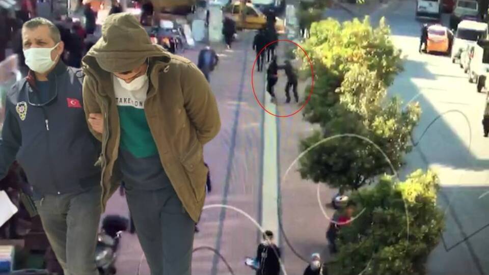 Kapkaç sonrası zorla girdiği evde yakalandı