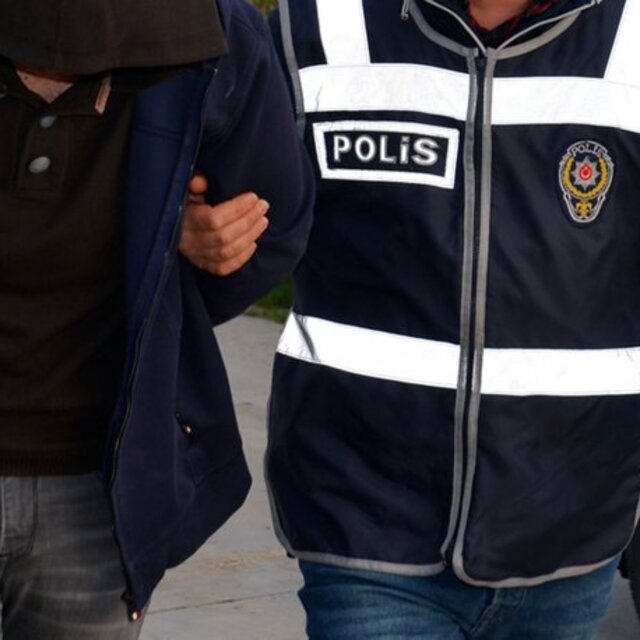 Birlikte yaşadığı kadını ve çocuğunu eve kilitleyen adam tutuklandı