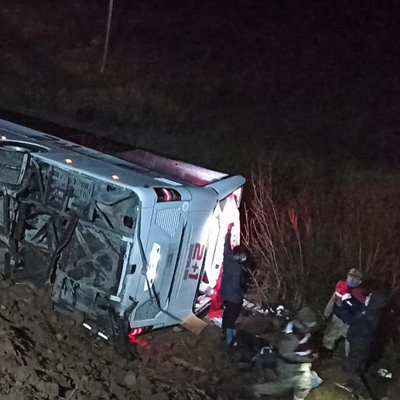Yolcu otobüsü devrildi: Çok sayıda yaralı var