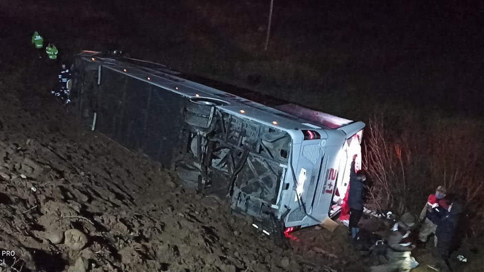 Yolcu otobüsü devrildi: Çok sayıda yaralı var