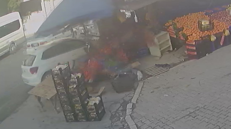 Otomobil kadınlara çarpıp manava girdi!