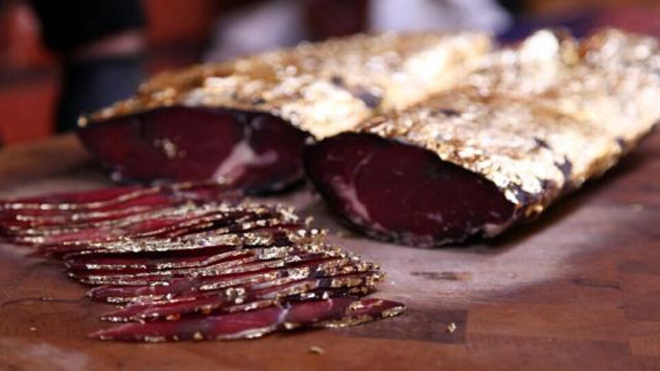 Altın kaplamalı pastırmaya dudak uçuklatan fiyat