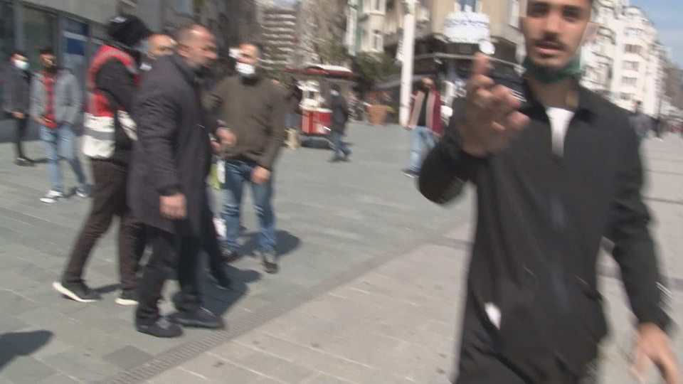Taksim'de seyyar satıcılar gazetecilere saldırdı!