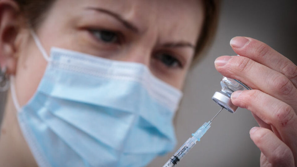 İngiltere'den korkutan açıklama! Oxford-AstraZeneca'dan 7 kişi öldü!