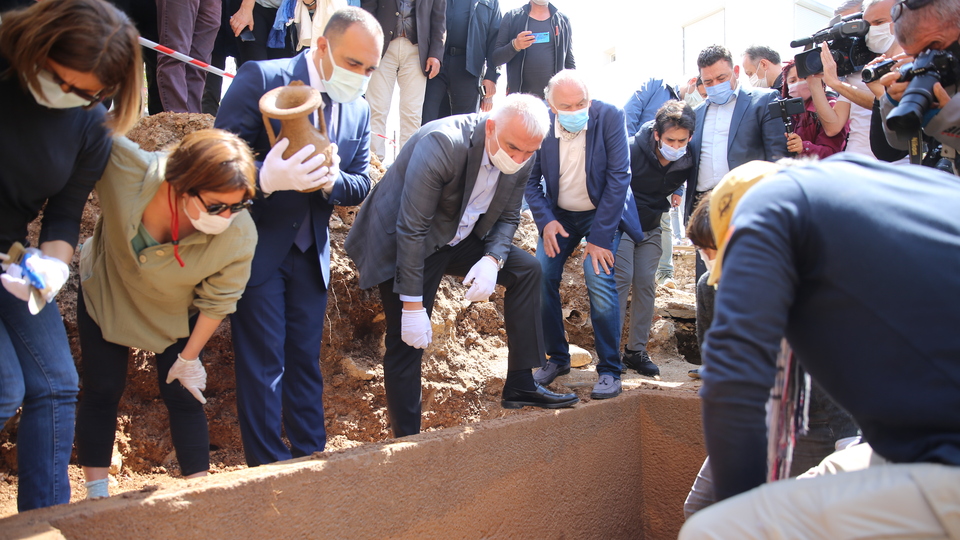 Bakan Ersoy Bodrum'da 2 bin 400 yıllık lahit kapağını açtı
