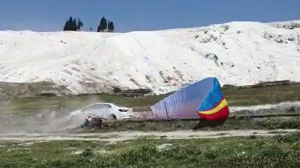 Paramotorla uçarken çakıldığı anlar kamerada