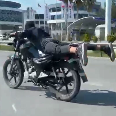 Motosikletli gençlerin tehlikeli sürüşü kamerada