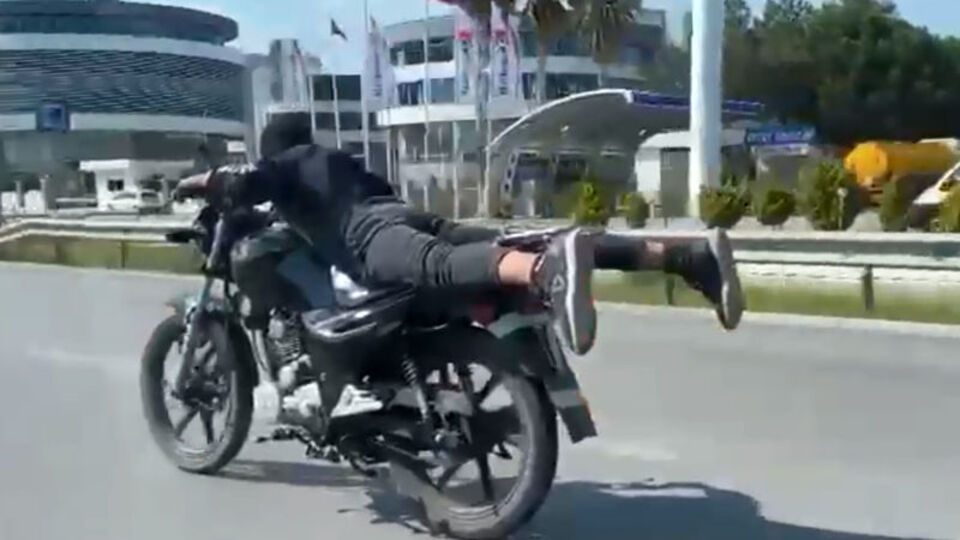 Motosikletli gençlerin tehlikeli sürüşü kamerada