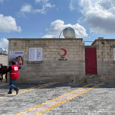 Kızılay Suriye'de 1300 briket evi teslim ediyor