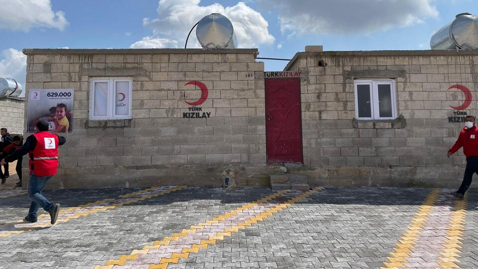Kızılay Suriye'de 1300 briket evi teslim ediyor