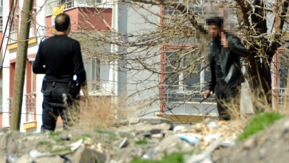 Eşini darbedip kendi boğazına bıçak dayadı!