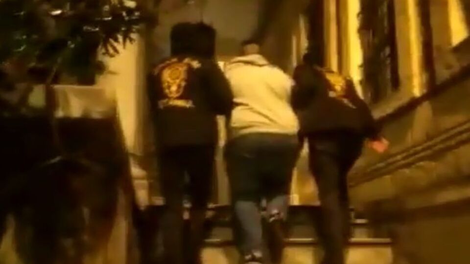 Türk Bayrağı'nı yırttı, Atatürk'e ve Özgecan Aslan'a hakaret etti! Tutuklandı