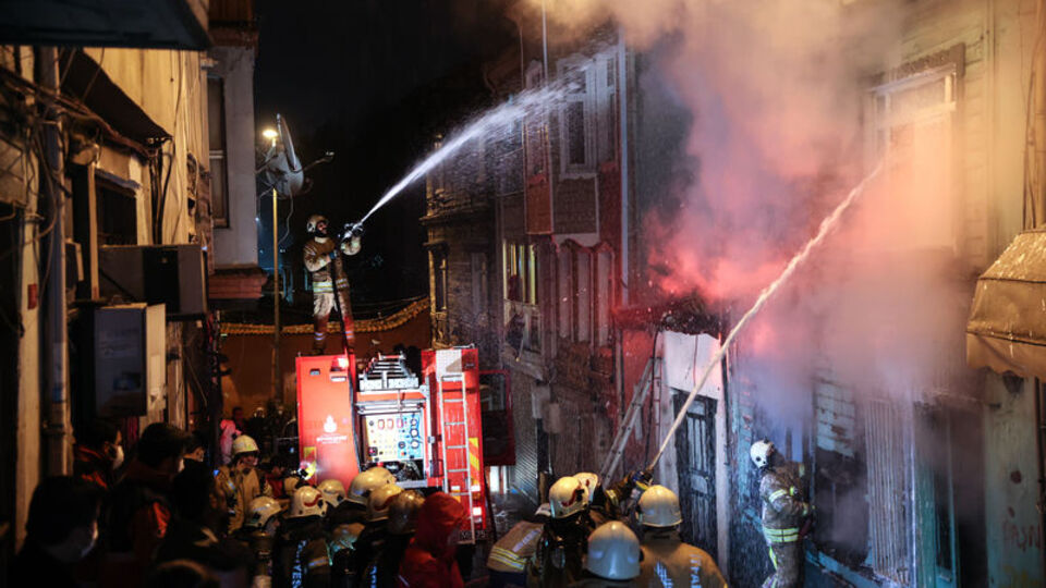 Fatih'te ahşap binada korkutan yangın