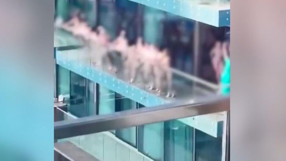 Dubai'de çıplak reklam skandalı: İfşa oldular!