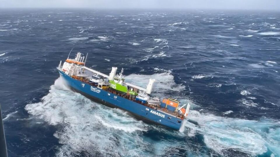 Nefes kesen kurtarma! Dev gemi alabora!