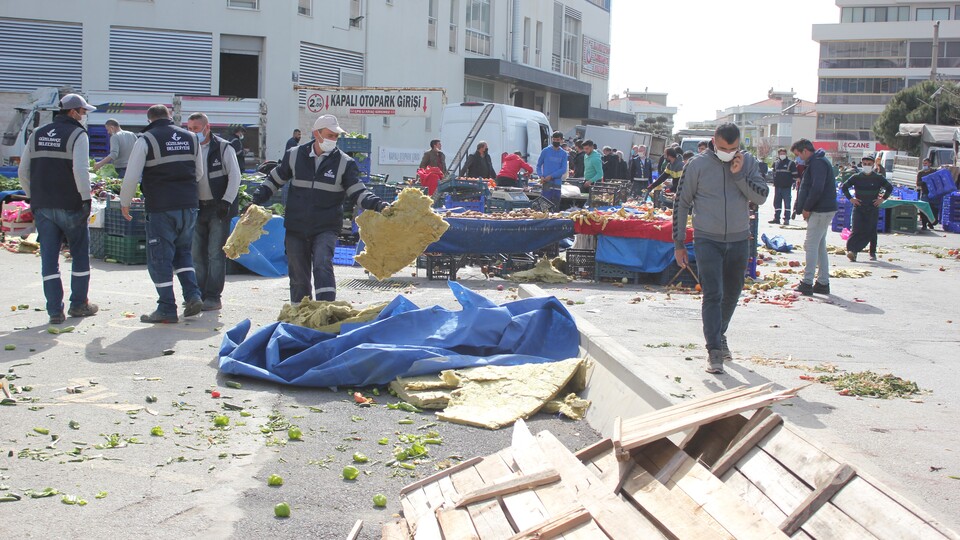 Fırtınada faciadan dönüldü: 2 yaralı!