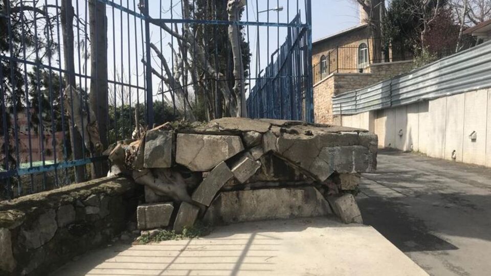 Cerrahpaşa'da kaldırım altında kaldı... 300 yıllık!