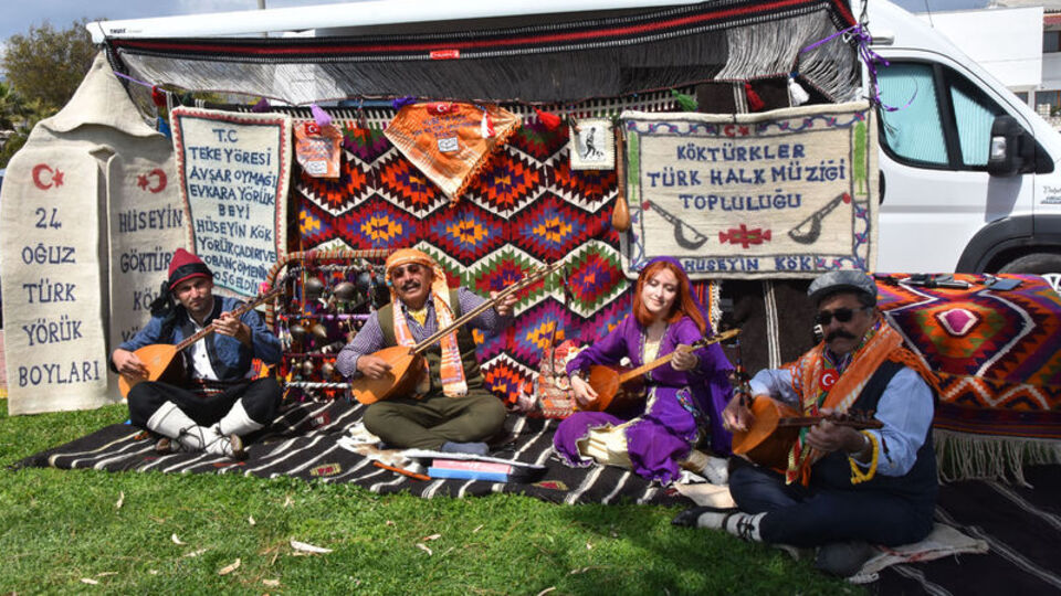 Türküleri yaşatmak için karavanıyla diyar diyar geziyor