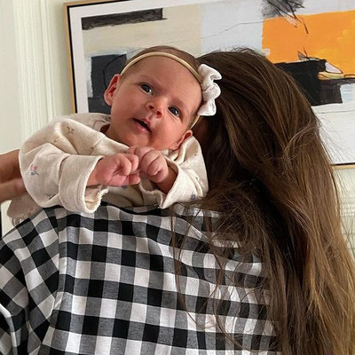 Kızının yüzünü gösterdi